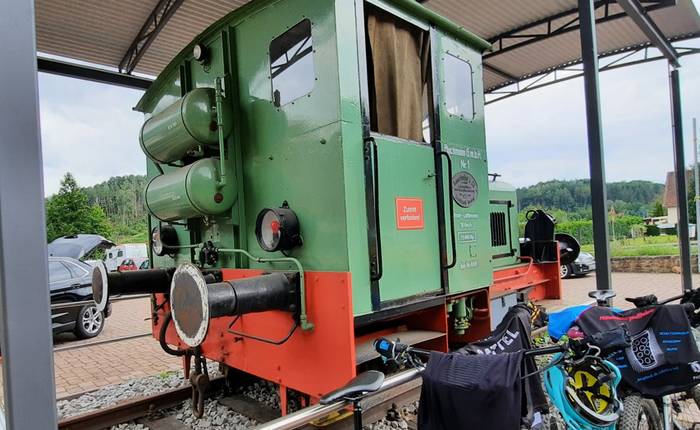 Die Gmeinder Diesel-Rangierlok à la Kö-Rangierlokomotive 3504 aus dem Jahr 1956 im Bahnhof Busenberg-Schindhard