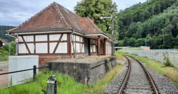 Bf. Hinterweidenthal Ort: wie Eisenbahn am Teufelstisch stattfindet