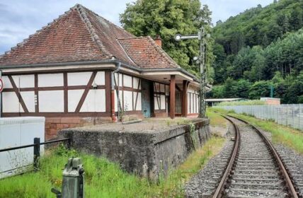 Bf. Hinterweidenthal Ort: wie Eisenbahn am Teufelstisch stattfindet