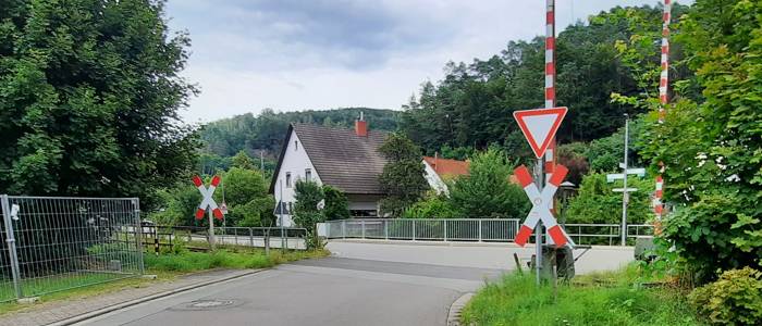 Direkt vor der Einfahrt in den Bahnhof Hinterweidenthal Ort liegt ein beschrankter Bahnübergang.