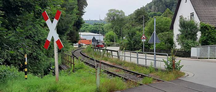 Hier kommt die Strecke vom Endbahnhof Hinterweidenthal Ost.