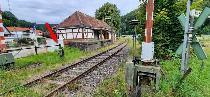 Das Hauptgleis im Bahnhof Hinterweidenthal Ort.