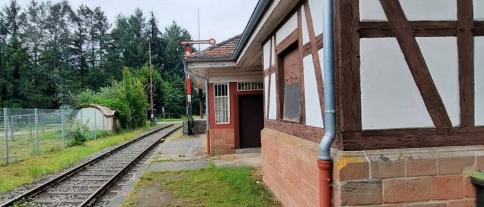 Der Bahnsteig, der gewiss schon bessere Zeiten gesehen haben dürfte.