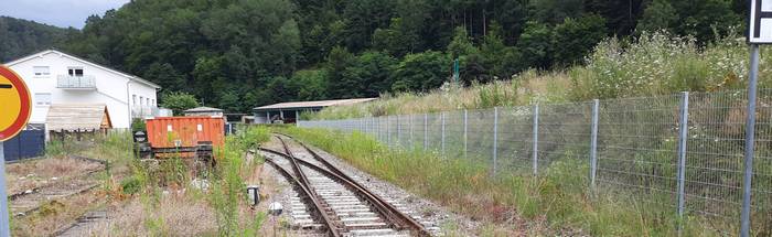 Hier endet der Bahnsteig und mein Rangiertrieb brechen beim Anblick der Weiche hart durch.