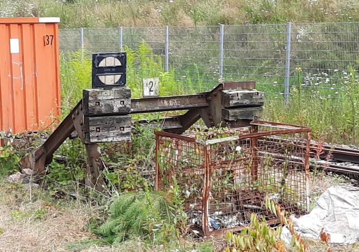 Hier ist der Einsame am Bahnhof Hinterweidenthal Ort nochmal aus der Nähe. Seht ihr, wie traurig er dreinblickt?