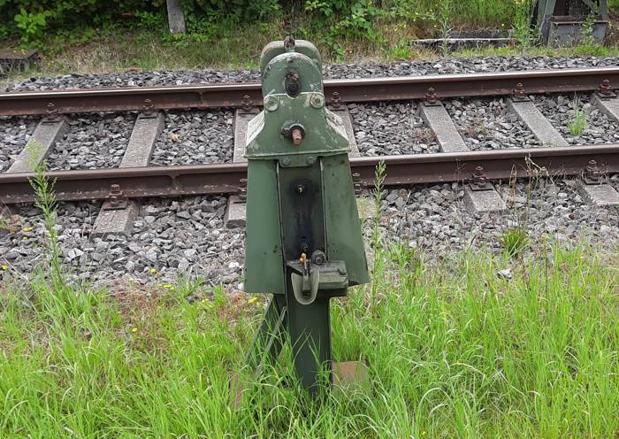 Mit dieser Handkurbel wurde am Bahnhof Hinterweidenthal Ort früher gearbeitet.