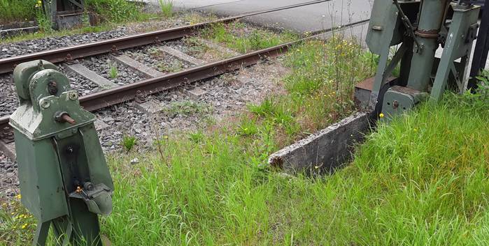 Die Schranken sind das letzte betriebsbereit wirkende Überbleibsel am Bahnhof.