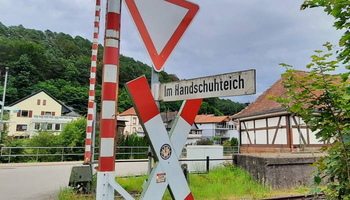 "Im Handschuhteich" schimpft sich die Straße, die vom Bahnhof weg zum Teufelstisch führt...