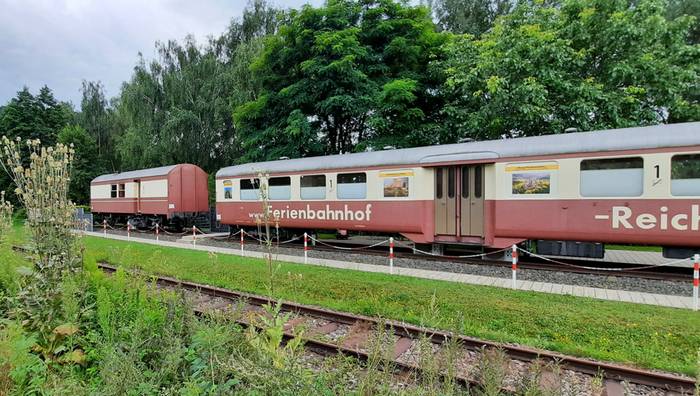 Einer der beiden Waggons für "Ferienwohnung im Eisenbahnwaggon" im Bahnhof Busenberg-Schindhard