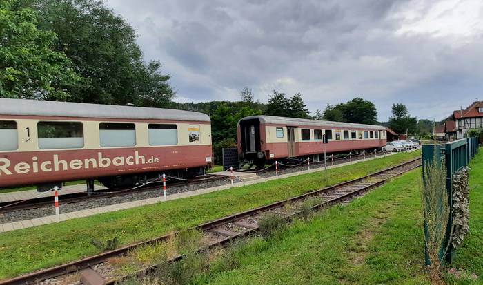 Die beiden Waggons für "Ferienwohnung im Eisenbahnwaggon" im Bahnhof Busenberg-Schindhard