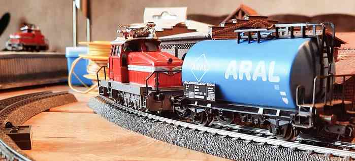 Eine Märklin 3044 EA 800 mit einem Märklin 4646 Kesselwagen "ARAL".