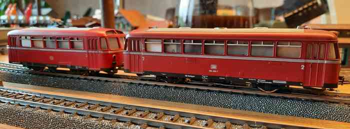 Natürlich führt hier auch ein Märklin 3016 Schienenbus. Wie sonst sollen die Industriearbeiter zur Arbeit kommen?