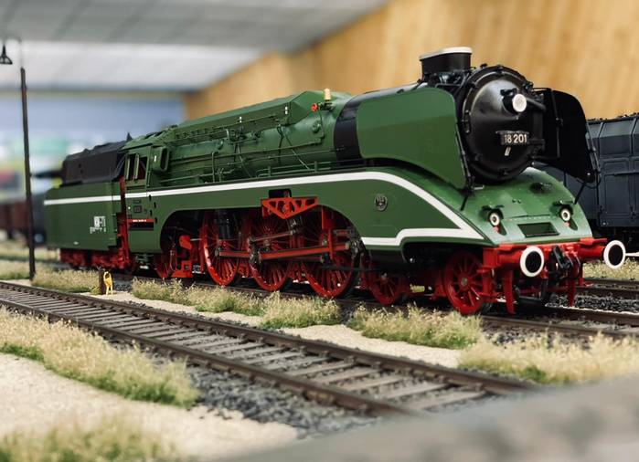 Bowande Baureihe 18.2, 18 201, Echtdampflokomotive, in grün (Foto: Nik, aufgenommen auf der Vereinsanlage des Eisenbahner Sportverein Blau-Gold Bischofsheim 1958 e.V.)