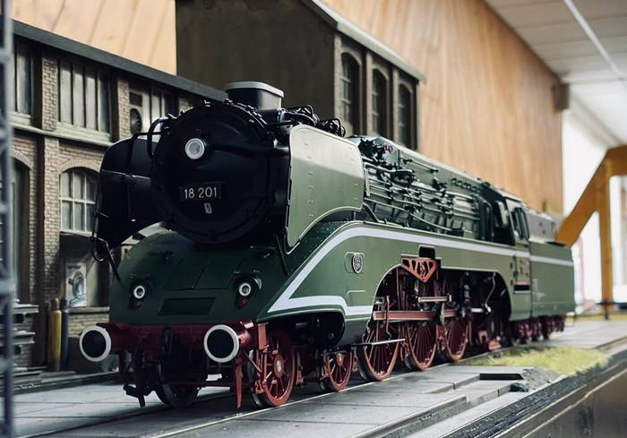 Bowande Baureihe 18.2, 18 201, Echtdampflokomotive, in grün (Foto: Nik, aufgenommen auf der Vereinsanlage des Eisenbahner Sportverein Blau-Gold Bischofsheim 1958 e.V.)