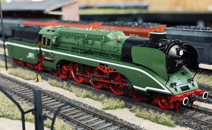 Bowande Baureihe 18.2, 18 201, Echtdampflokomotive, in grün (Foto: Nik, aufgenommen auf der Vereinsanlage des Eisenbahner Sportverein Blau-Gold Bischofsheim 1958 e.V.)