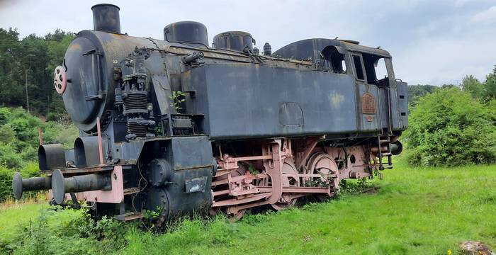 Bullig-kräftig wirkt die Škoda 1435 Cs 500 mit der Fabriknummer 1333 am Bahnhof Bundenthal-Rumbach