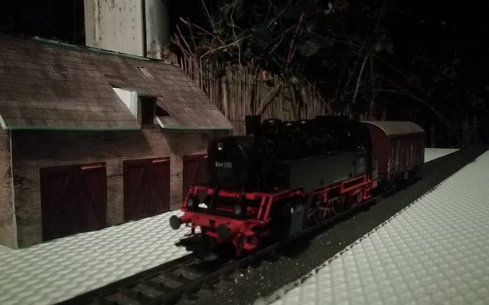 Eine Märklin H0 39640 Dampflok BR 64 250 der DB am Haltepunkt Hobbach.