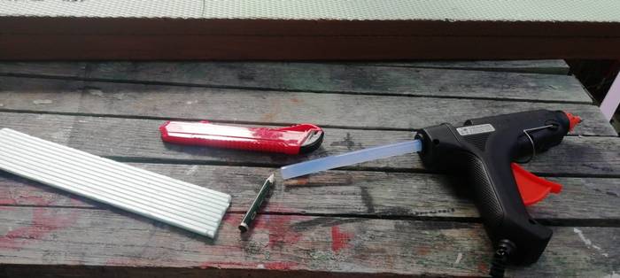 Bahnbauers Werkzeug: Styrodur wird mit dem Bastelmesser geschnitten und mit der Heißklebepistole verklebt.