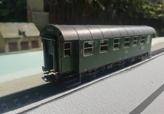 Probestellen: ein Märklin Umbauwagen aus dem Märklin H0 43195 Umbauwagen-Set der DB steht auf dem Gleis am Haltepunkt Hobbach.