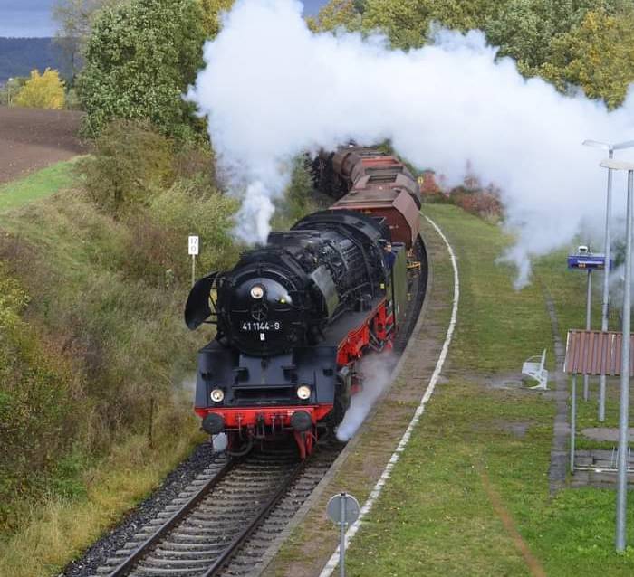 Die BR 41 1144-9 vor schwerem Güterzug beim Plandampf Werratal 30+ am 21.10.2021 auf der Strecke Eisenach - Meiningen (Foto: Timo)