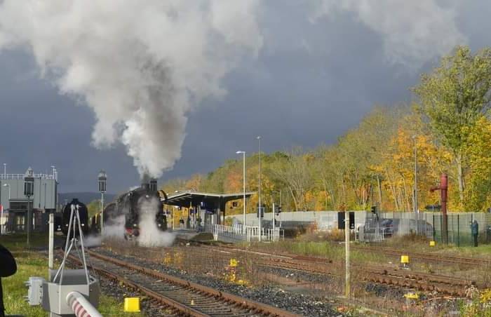 Die BR 41 1144-9 und die BR 44 2546-8 vor schwerem Güterzug beim Plandampf Werratal 30+ am 21.10.2021 auf der Strecke Eisenach - Meiningen (Foto: Timo)