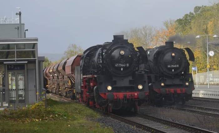 Die BR 41 1144-9 und die BR 44 2546-8 vor schwerem Güterzug beim Plandampf Werratal 30+ am 21.10.2021 auf der Strecke Eisenach - Meiningen (Foto: Timo)