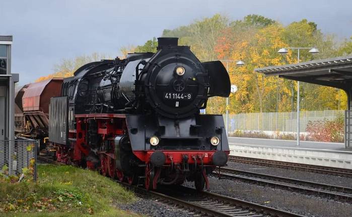 Die BR 41 1144-9 vor schwerem Güterzug beim Plandampf Werratal 30+ am 21.10.2021 auf der Strecke Eisenach - Meiningen (Foto: Timo)