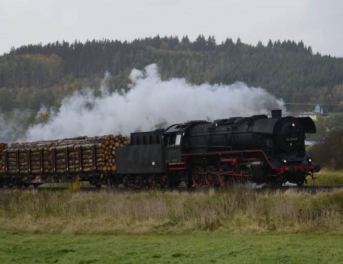Die BR 44 2546-8 vor schwerem Güterzug beim Plandampf Werratal 30+ am 21.10.2021 auf der Strecke Eisenach - Meiningen (Foto: Timo)