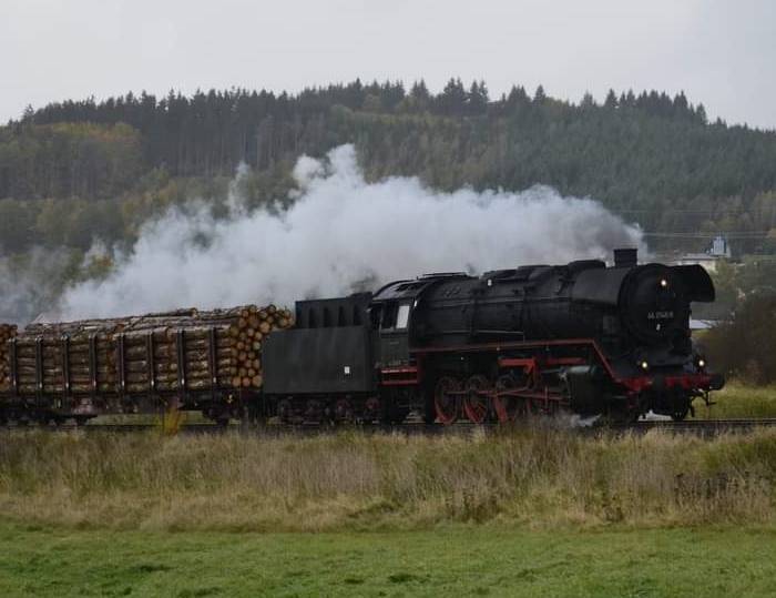 Die BR 44 2546-8 vor schwerem Güterzug beim Plandampf Werratal 30+ am 21.10.2021 auf der Strecke Eisenach - Meiningen (Foto: Timo)