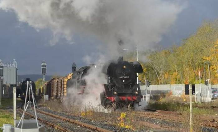 Die BR 44 2546-8 vor schwerem Güterzug beim Plandampf Werratal 30+ am 21.10.2021 auf der Strecke Eisenach - Meiningen (Foto: Timo)