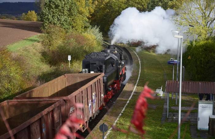 Die BR 52 1360-8 vor schwerem Güterzug beim Plandampf Werratal 30+ am 21.10.2021 auf der Strecke Eisenach - Meiningen (Foto: Timo)