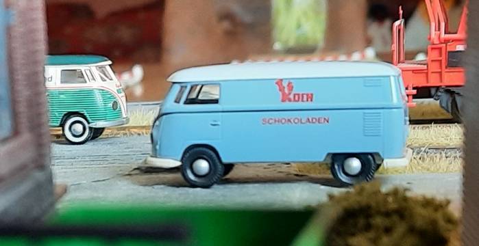 Der Brekina VW Bully "Koch Schokoladen" in seiner blaugrauen Kluft ist für mich so ein farbloser Lieferwagen. So 60er oder 70er Jahre Stil. Funktional und hässlich. Sorry, wenn er Dein Liebling ist, aber ich kann mich nicht für ihn erwärmen.