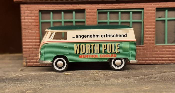 Vor der Werkshalle macht sich der Brekina VW Bully "North Pole menthol cooled - angenehm erfrischend" auch ganz gut.