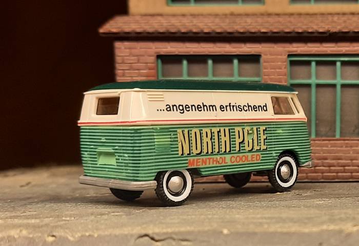 Brekina VW Bully "North Pole menthol cooled - angenehm erfrischend" mit mint-dunkelgrünen Streifen und weißer Fensterpartie