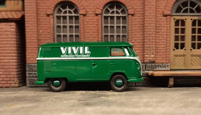 Brekina VW Bully "VIVIL Natürliches Pfefferminz - Kundendienst" in Tannengrün