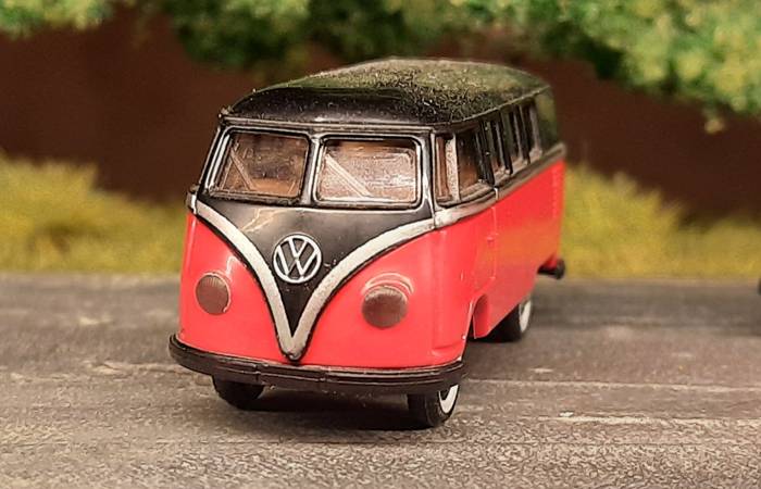 VW Bully in Schwarz (Fensterpartie und Schnauze) und Rot (Korpus)