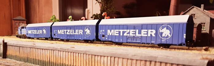 Auch Eisenbahnbilder vom Hafen: Die drei Fleischmann 5379 Großraum-Güterwagen "Metzeler" beim Rangieren am Pier 5 von Sturmhaven.