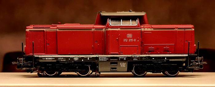 Die gute alte Märklin 3072 Diesellok V100 BR 212 215-8 ließ sich sehr bereitwillig online kaufen...