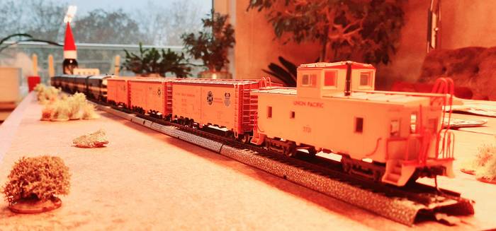 Eisenbahnbilder von US Modellbahnen von Märklin (die Lokomotiven) und diversen Herstellern (Güterwagen)