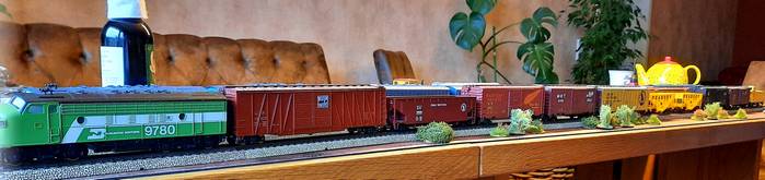 Eisenbahnbilder von US Modellbahnen von Märklin (die Lokomotiven) und diversen Herstellern (Güterwagen)