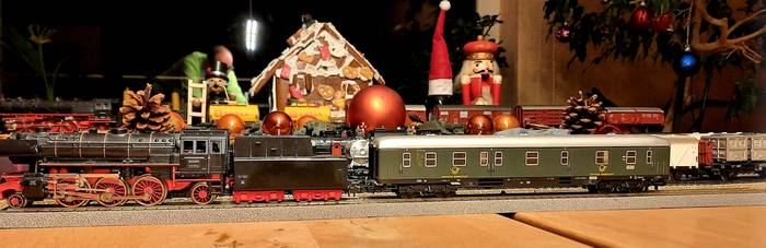 Eisenbahnbilder zu Weihnachten: Märklin 3005 BR 23 und der Märklin 4047 D-Zug Postwagen