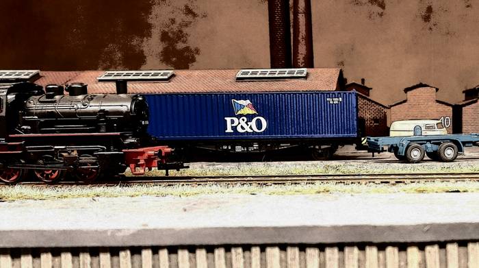 Ein Fleischmann 5239 Containerwagen „P&O“ Lgjs 598 der DB am Kai.