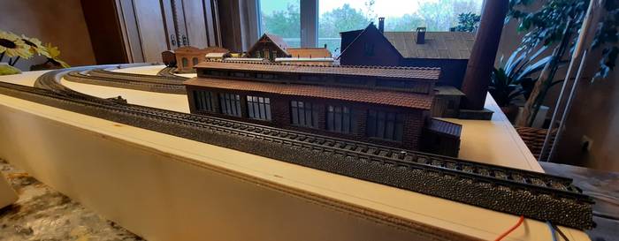 An der Ladestraße liegt auch eine Werkshalle, zumindest an diesem Tag. Eventuell wird hier später auch ausschließlich Kopfsteinpflaster zu sehen sein. Nicht alle unserer Modellbahn Ideen sind in Stein gemeißelt.