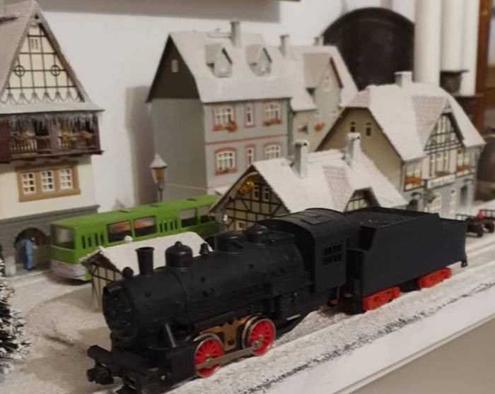 Die Tenderlokomotive "Luise" auf der Modelleisenbahn "Weihnachten"