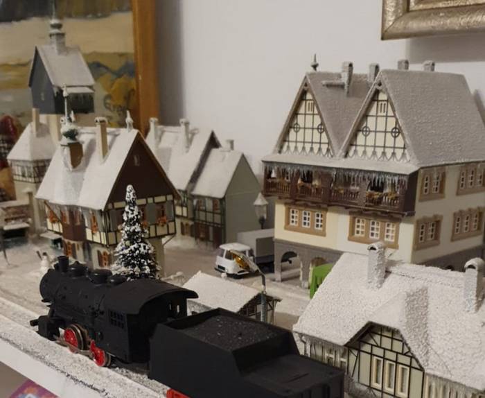 "Luise" hält am Bahnhof "Moorbach" auf der Modelleisenbahn "Weihnachten"