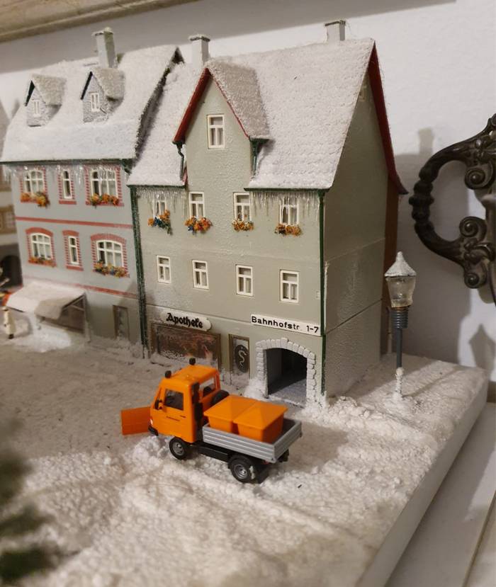 Schnee muss auch auf einer Modelleisenbahn "Weihnachten" geräumt werden! In Deutschland herrscht Ordnung! Überall!