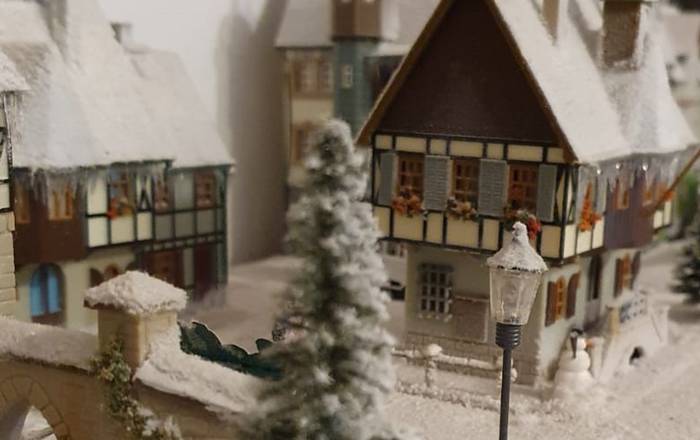 Eine Detailaufnahme der Modelleisenbahn "Weihnachten": die Laterne finde ich besonders romantisch. Links vorne das alte Stück der einstigen Stadtmauer. 