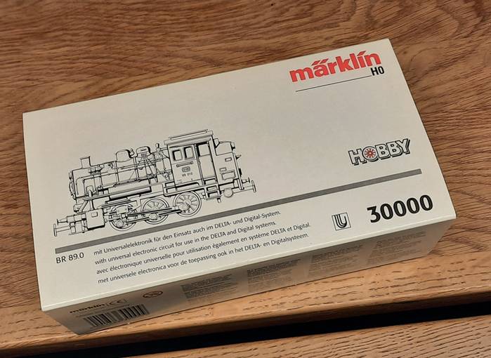 Simpel und etwas schnöde: die Schachtel (pardon: OVP) der Märklin 30000 Dampflokomotive BR 89 010 der DB.