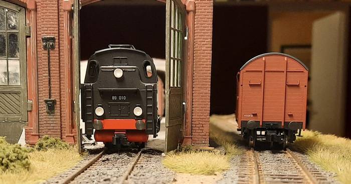 Hier drückt die Märklin 30000 Dampflokomotive BR 89 010 der DB gerade einige Güterwagen in die Werkhalle.