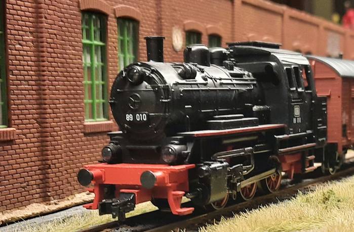 Die Märklin 30000 Dampflokomotive BR 89 010 der DB verschnauft ein wenig neben der Produktionshalle.